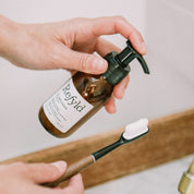 Le flacon de dentifrice Refyld en usage