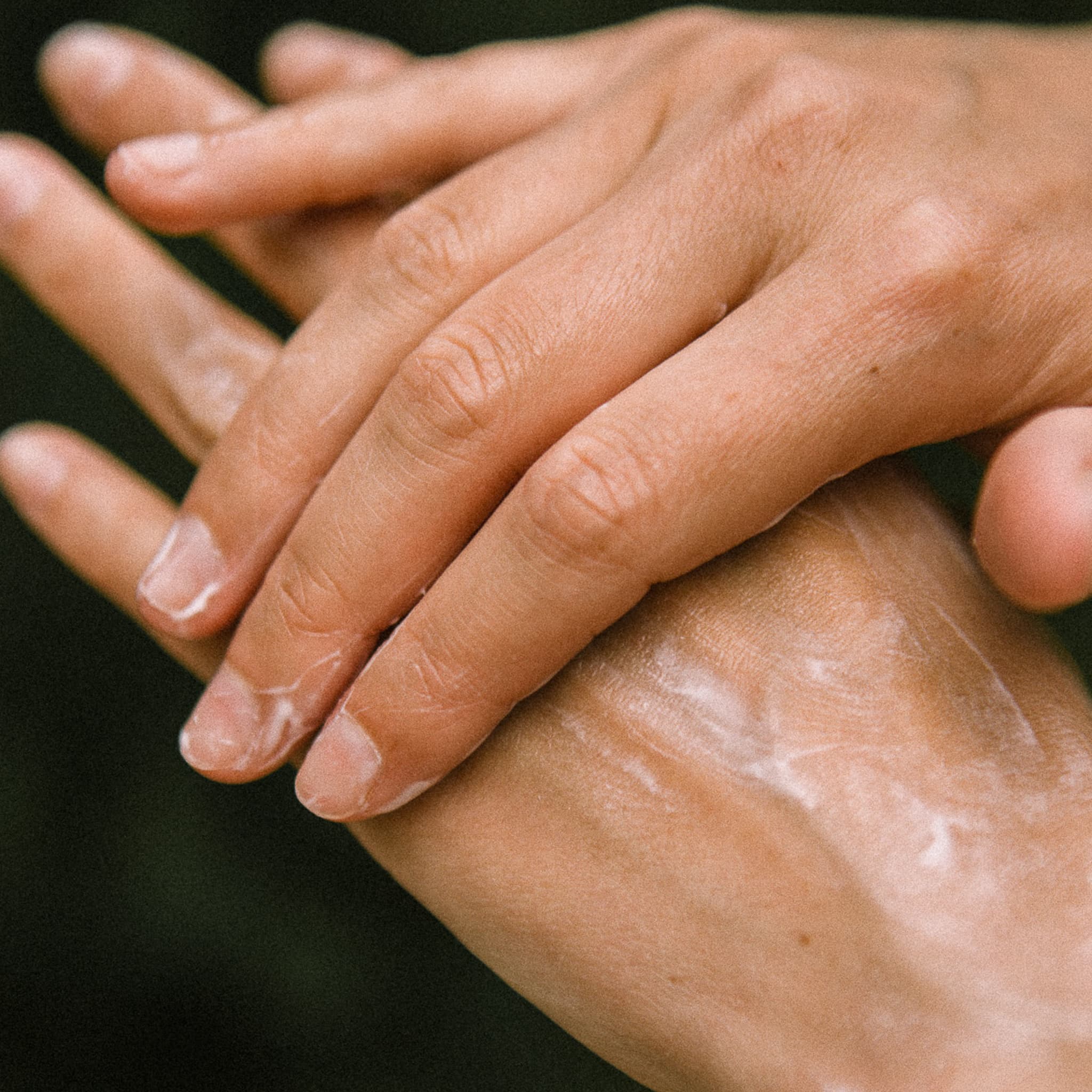 La crème corps Refyld en application sur des mains