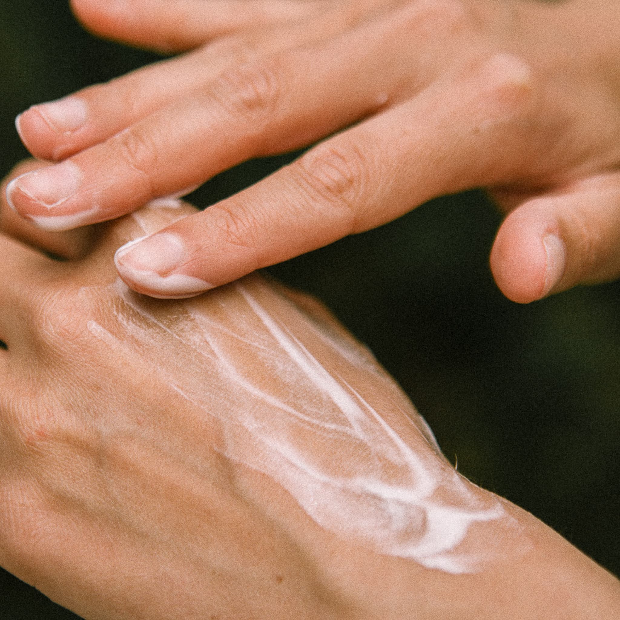 Utilisation de la crème corps Refyld sur les mains