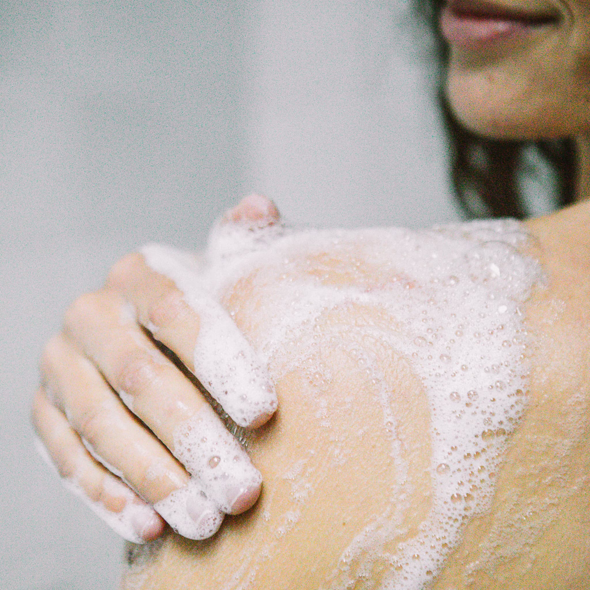 Le gel douche Refyld en application sur une épaule sous la douche