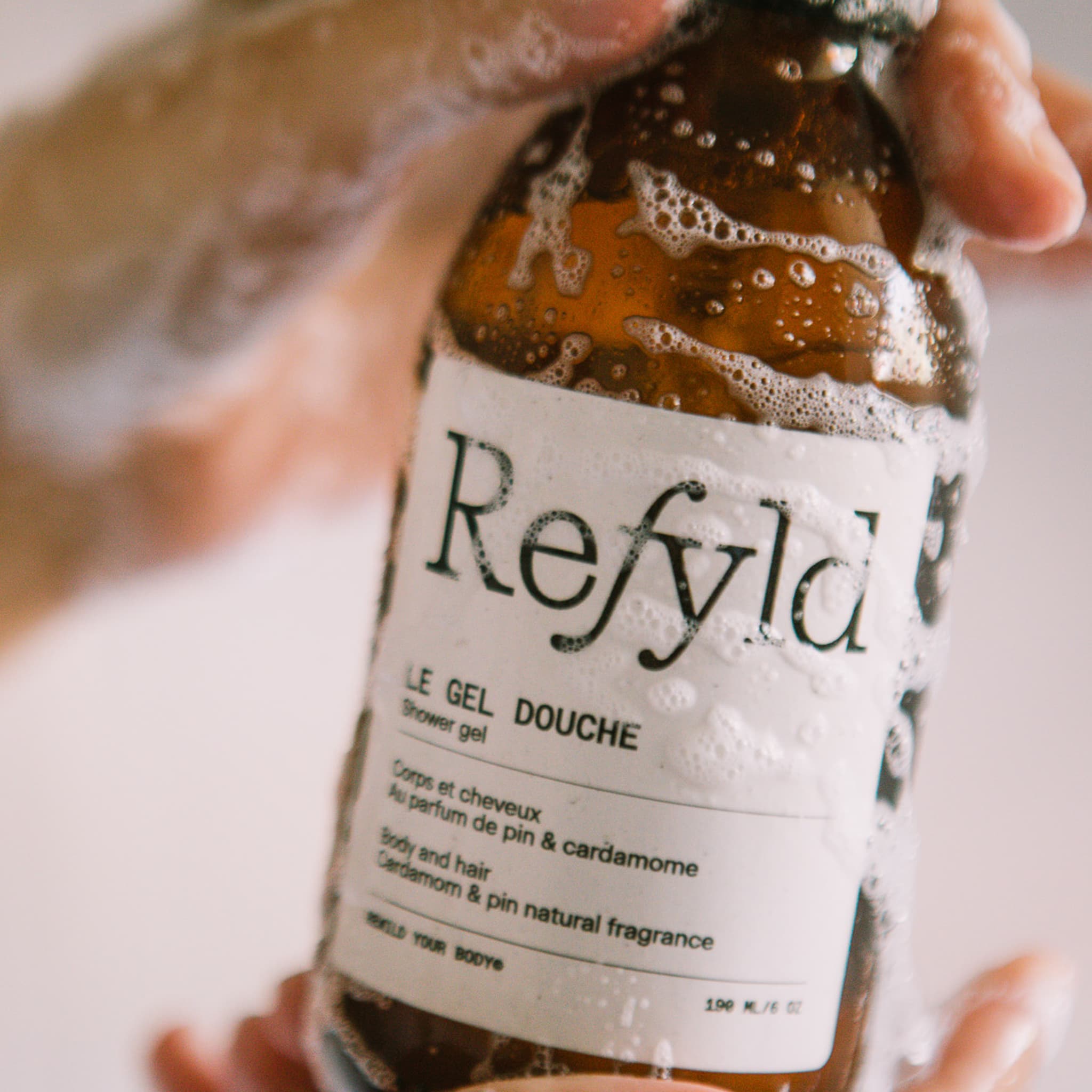 Le flacon de gel douche Refyld en usage